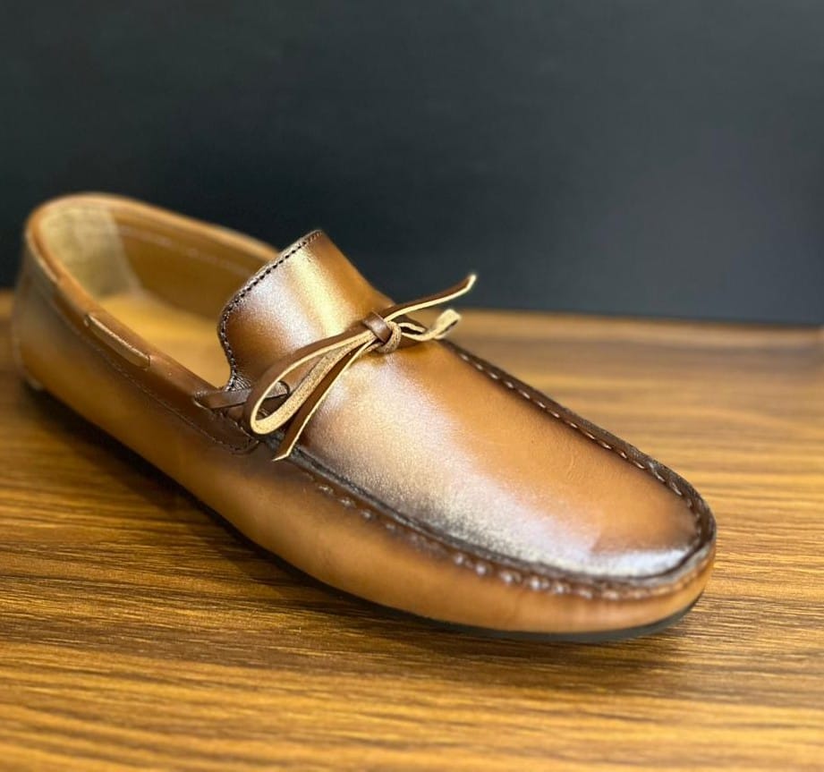 "Elegant Brown Leather Loafers with Bow Detail – Casual Sophistication"
